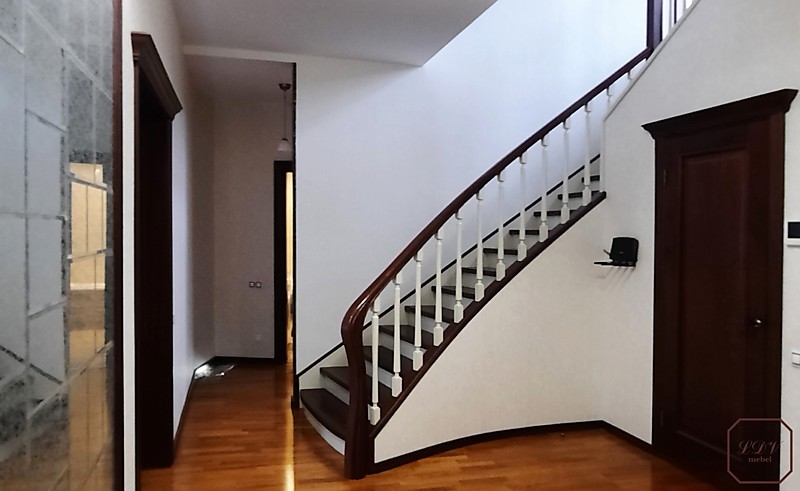 Лестница на металлокаркасе из массива ясеня со столбом переходящим в поручень