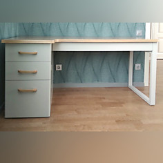 Стол офисный из шпонированного дубом МДФ с потайной дверкой