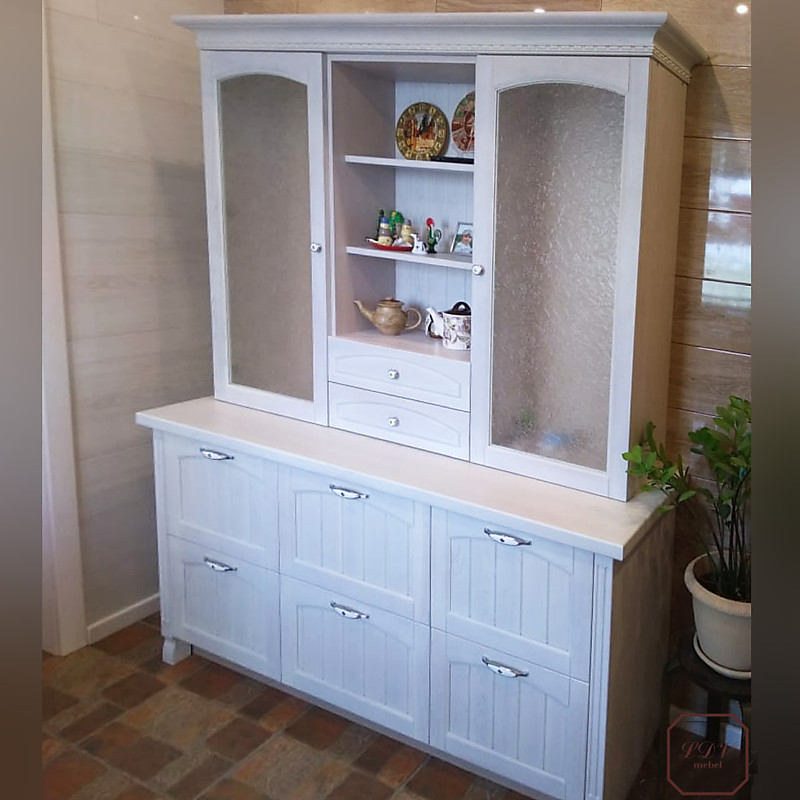 Шкаф буфет в винтажном стиле